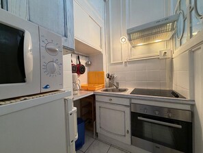 Fridge, microwave, oven, coffee/tea maker