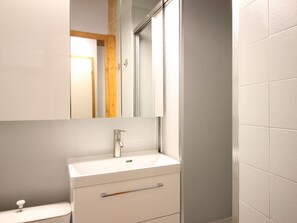 Bathroom - Mont-Dore Duplex 35sqm, Balcony, Wi-Fi, 6pers (Mont-Dore)