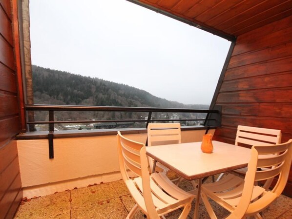 Outdoor dining - Mont-Dore Duplex 35sqm, Balcony, Wi-Fi, 6pers (Mont-Dore)