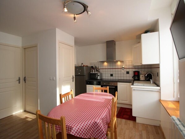 Fridge, oven, dishwasher, coffee/tea maker