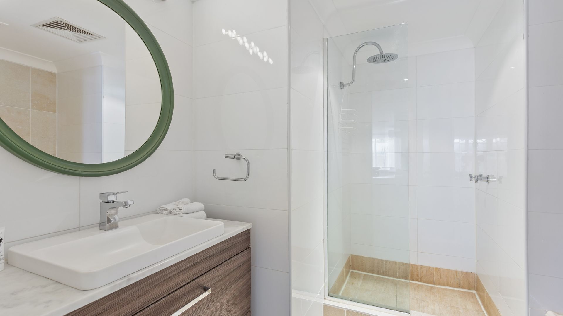 Large and Spacious 3 Bedroom Family Apartment - CoastHM — image 20