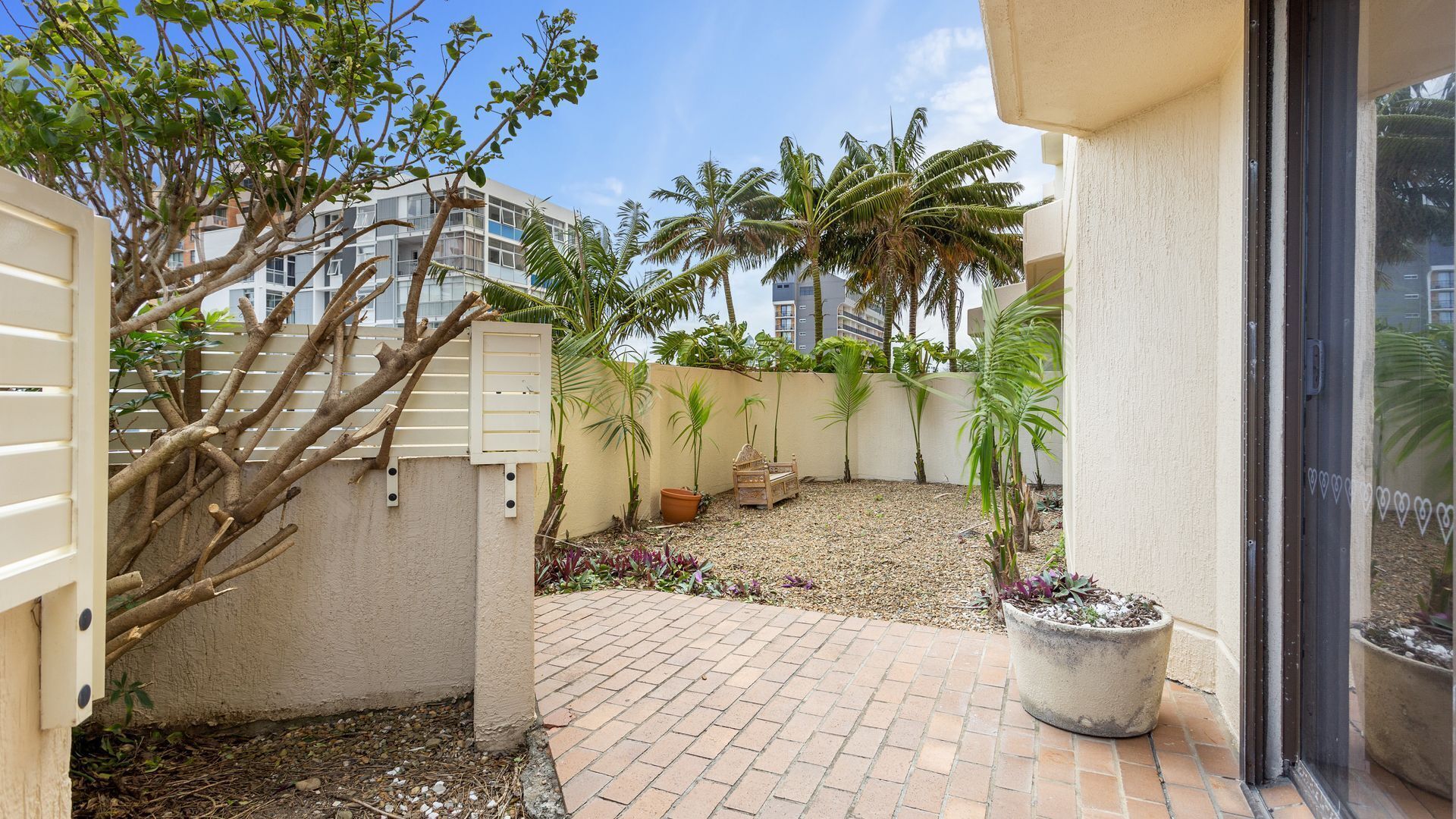 Large and Spacious 3 Bedroom Family Apartment - CoastHM — image 2