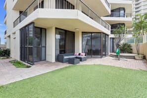 Exterior - Spacious 3 Bedroom Family Apartment (Surfers Paradise)