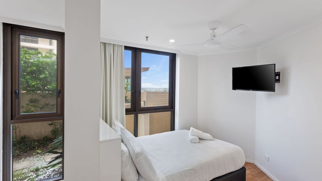Large and Spacious 3 Bedroom Family Apartment - CoastHM — image 17