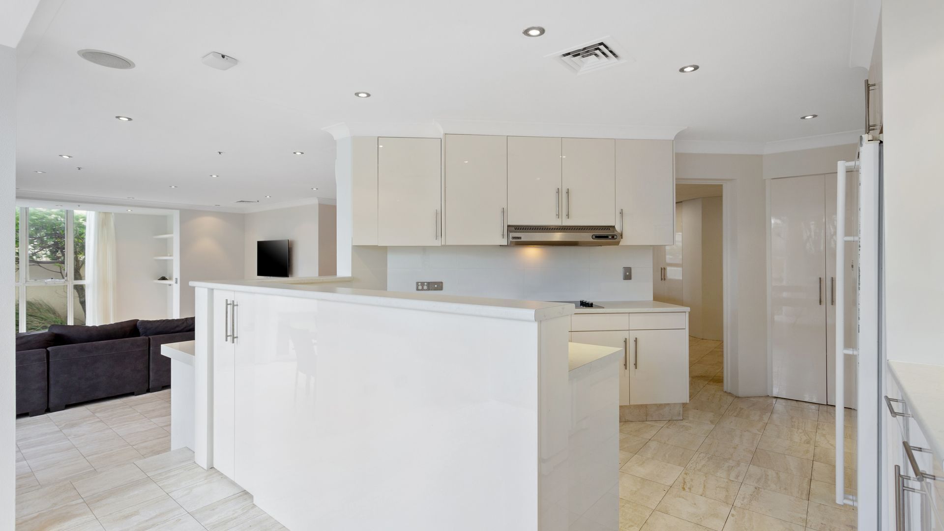 Large and Spacious 3 Bedroom Family Apartment - CoastHM — image 25