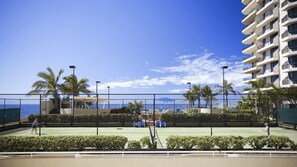 Sports court - Spacious 3 Bedroom Family Apartment (Surfers Paradise)
