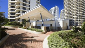 Outdoor dining - Spacious 3 Bedroom Family Apartment (Surfers Paradise)