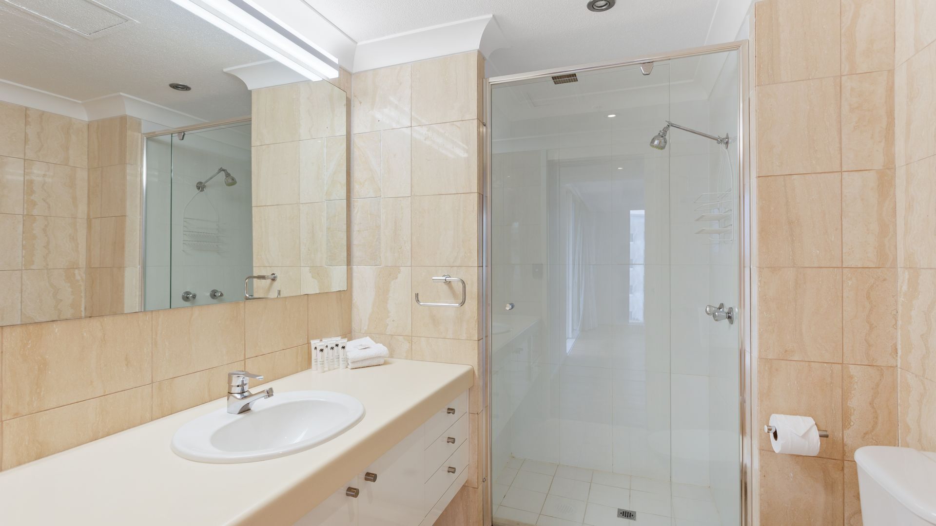 Large and Spacious 3 Bedroom Family Apartment - CoastHM — image 16