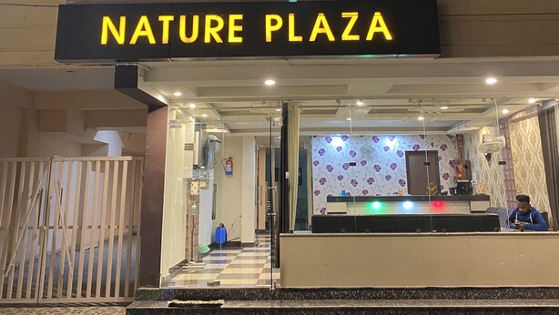 Das äußere Erscheinungsbild von Nature Plaza, mit einem gut sichtbaren Eingang und Stufen, die zu ihm hinaufführen.