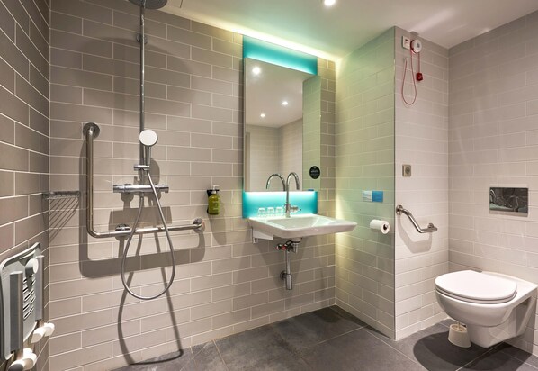 Shower, hair dryer, towels - B&B HOTEL Deauville-Touques (Touques)