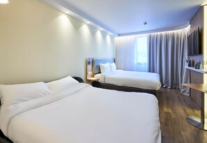 Quarto família, 1 cama Queen e sofá-cama | Roupas de cama premium, camas Select Comfort, escrivaninha