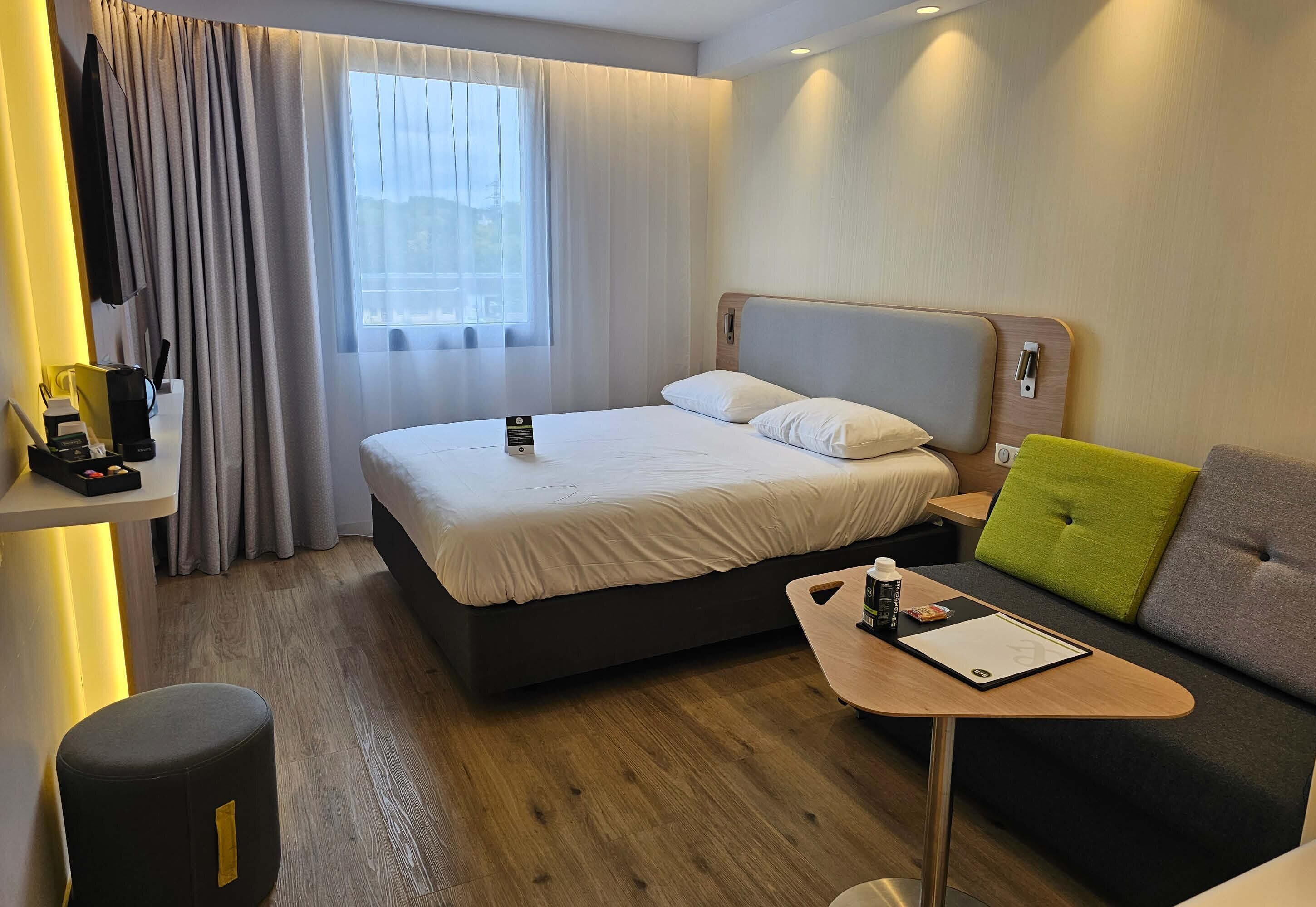 Quarto casal superior | Roupas de cama premium, camas Select Comfort, escrivaninha