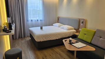 Quarto casal superior | Roupas de cama premium, camas Select Comfort, escrivaninha