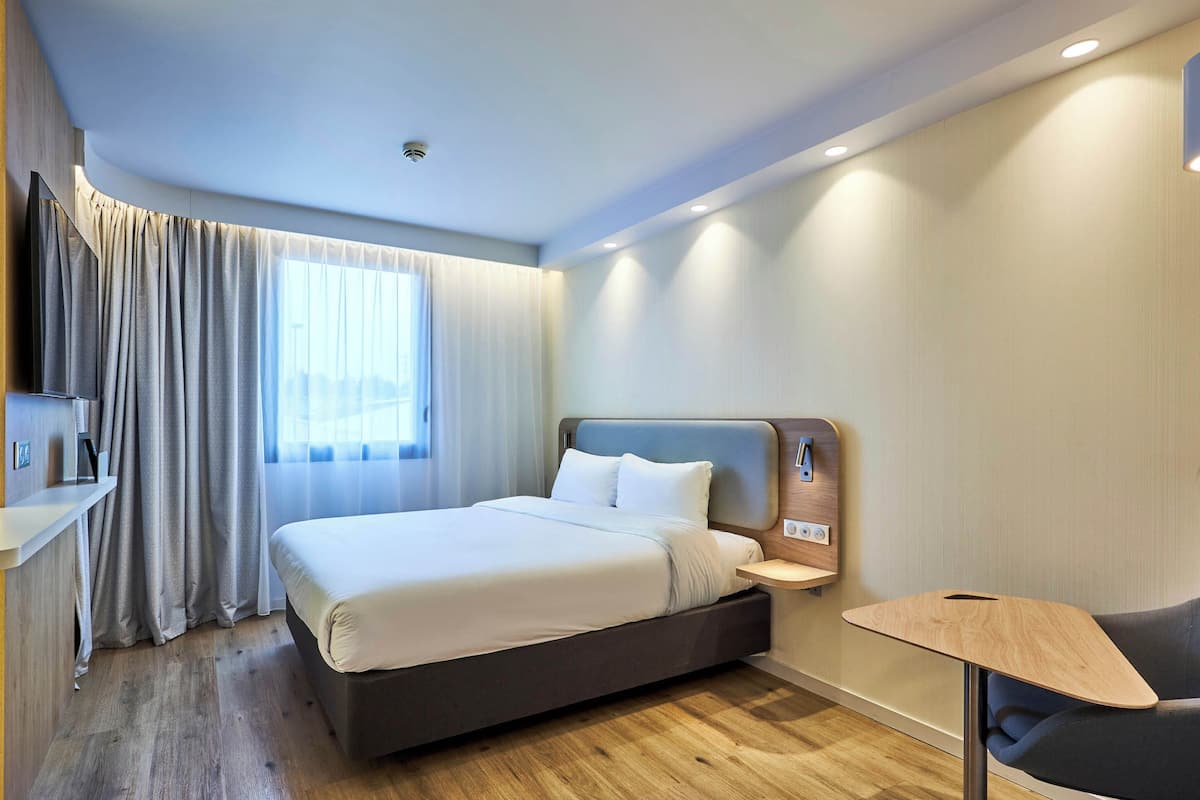 Tweepersoonskamer, toegankelijk voor rolstoelgebruikers | 1 slaapkamer, luxe beddengoed, Select Comfort-bedden, een bureau