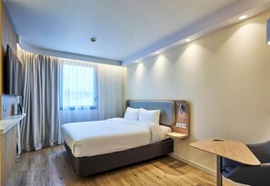 Premium bedding, Select Comfort beds, desk, laptop workspace - B&B HOTEL Deauville-Touques (Touques)