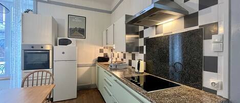 Kühlschrank, Mikrowelle, Hochstuhl