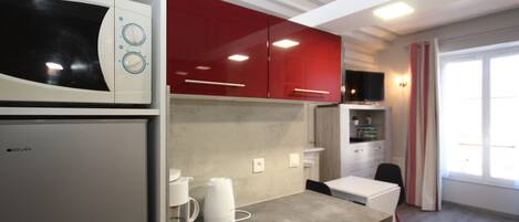 Refrigerador, microondas, lavavajillas, silla alta para bebés