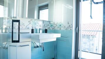 House | Bathroom | Shower, hair dryer, towels