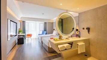 ميني بار وخزنة داخل الغرفة ومكتب وواي فاي مجانًا