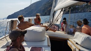Ein Segelboot mit Passagieren, die die Aussicht genießen.