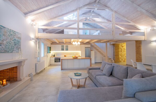 Deluxe-Villa | Wohnbereich | 42-Zoll-Flachbildfernseher mit Digitalempfang, Fernseher, Kamin