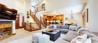 Timbers 6 Updated and Pet-Friendly, Private Jacuzzi, Private Garage by RedAwning