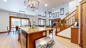 Maison mitoyenne, 4 chambres | Cuisine privée | Réfrigérateur, four, cafetiÚre/bouilloire, grille-pain