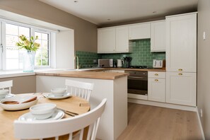 Fridge, microwave, oven, stovetop - 6 The Maltings, Stunning 1st floor apartment in fishing village Crail. (Crail)