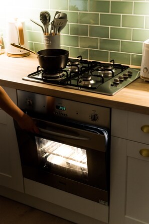 Refrigerador, microondas, horno, placa de cocina