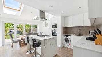 冰箱、微波炉、烤箱、炉灶