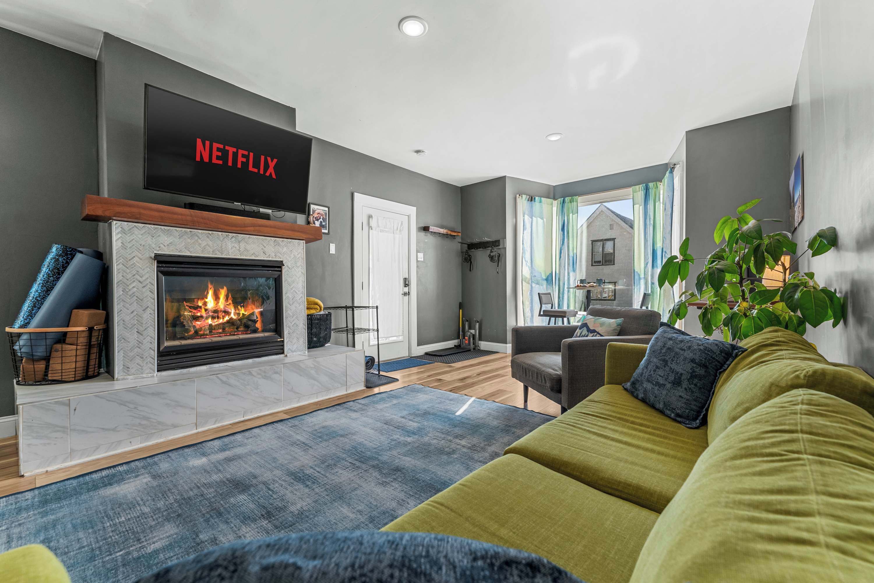 Een televisie, een open haard, videogames en een kantoor