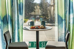 Outdoor dining - Victorian off Main St w/ Hot Tub & Fire Place! (Leadville)