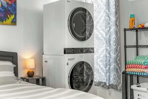 2 bedrooms, desk, WiFi, bed sheets