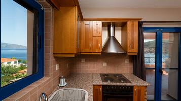 Jääkaappi, mikroaaltouuni, uuni, liesi