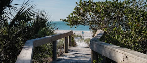 Plage à proximité, chaises longues, serviettes de plage