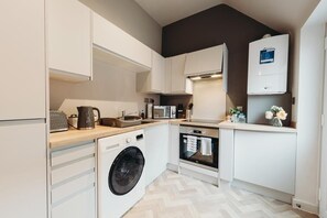 Private kitchen - Luxurious Apartment in Victoria Road (Tamworth)