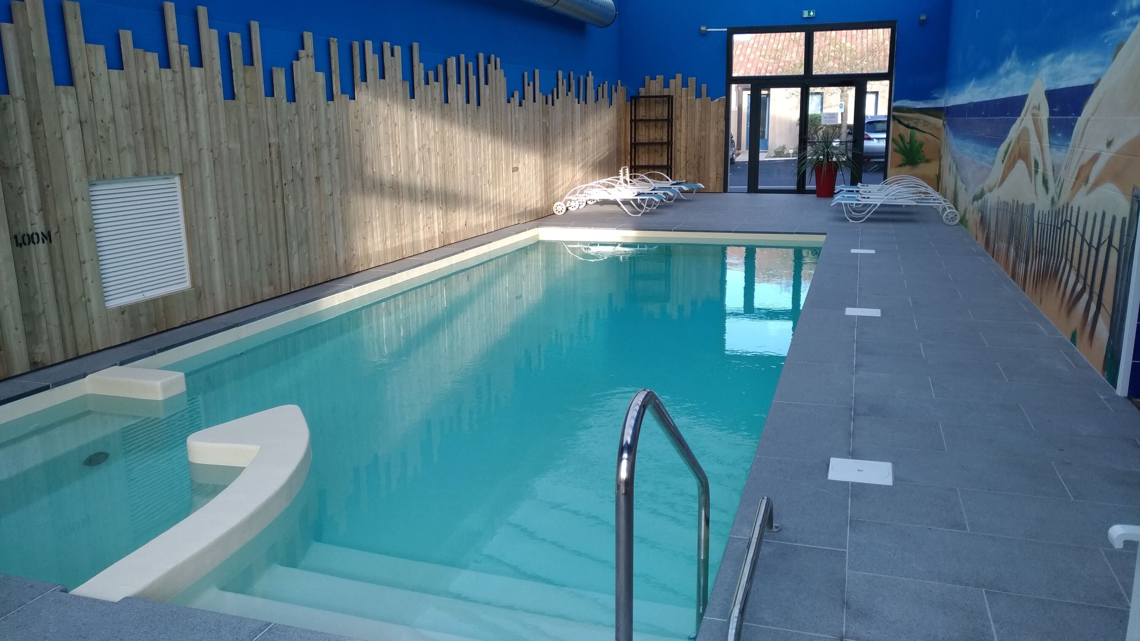 Piscine intérieure, piscine extérieure