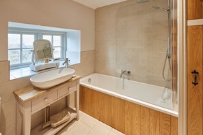 House | Bathroom | Combined shower/tub, soap, shampoo, toilet paper