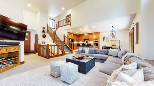 Pet-Friendly, Bright, Updated & On Golf Course! Private Game Room and Hot Tub