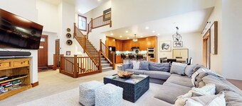 Pet-Friendly Updated Home with Game Room, Private Jacuzzi. Near Eagle Lodge