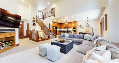 Pet-Friendly, Bright, Updated & On Golf Course! Private Game Room and Hot Tub