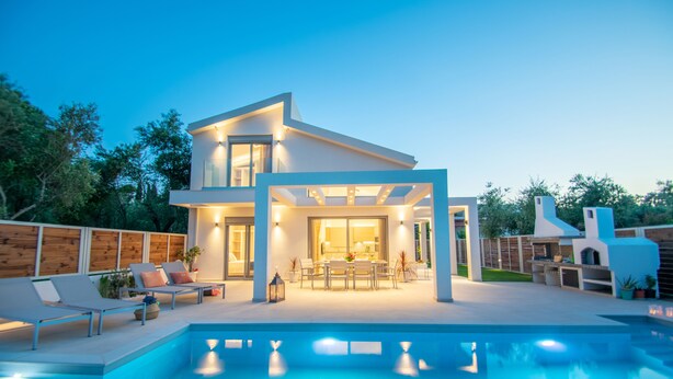 Uma casa moderna com piscina, área de estar externa e churrasqueira.