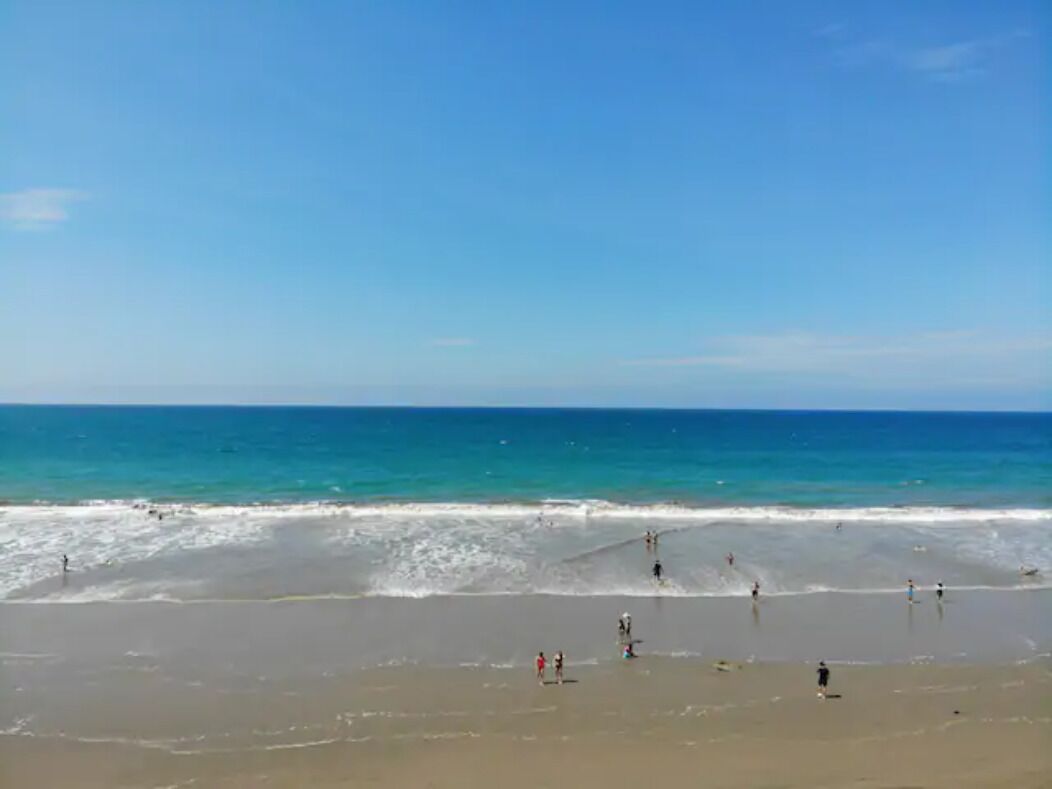 Beach nearby, sun-loungers, beach towels