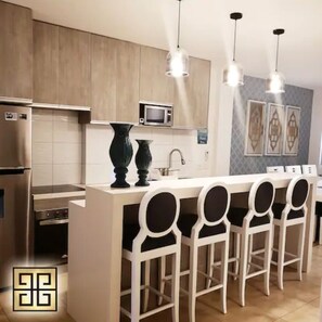 Kjøleskap, mikrobølgeovn, ovn og kokeplater