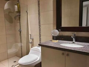 Shower, jetted tub, hair dryer, towels - Beachfront Condo Punta Blanca (Punta Blanca)