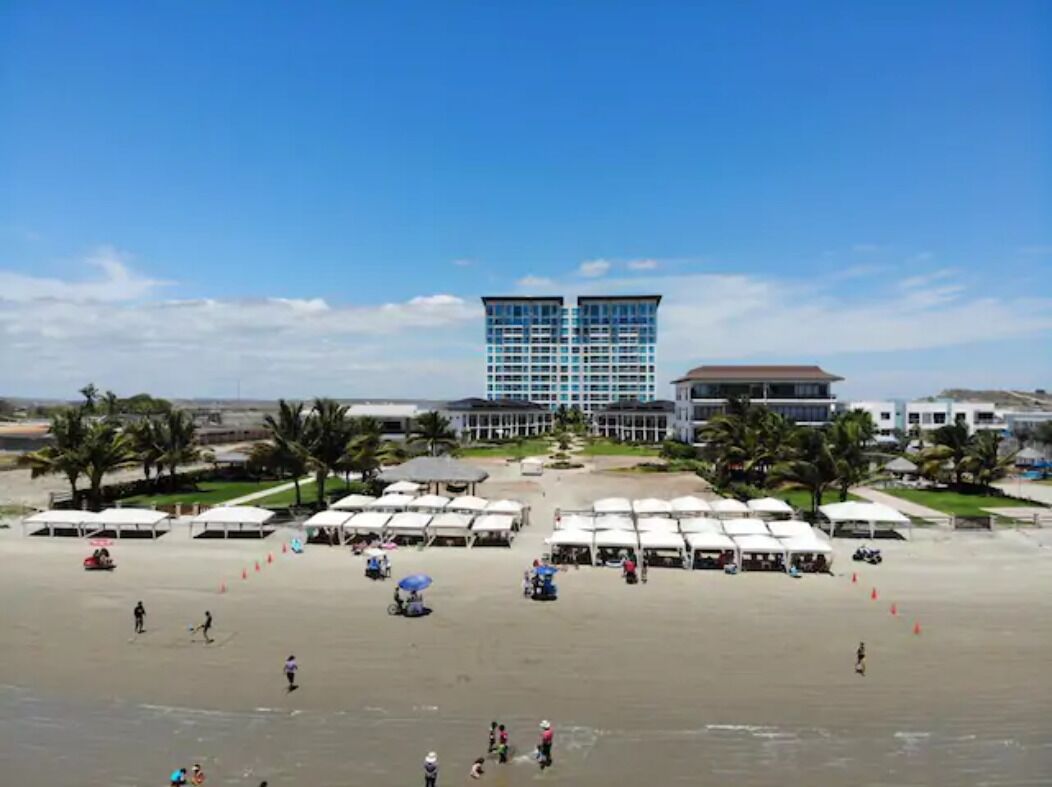 Una playa cerca, sillas reclinables de playa, toallas de playa