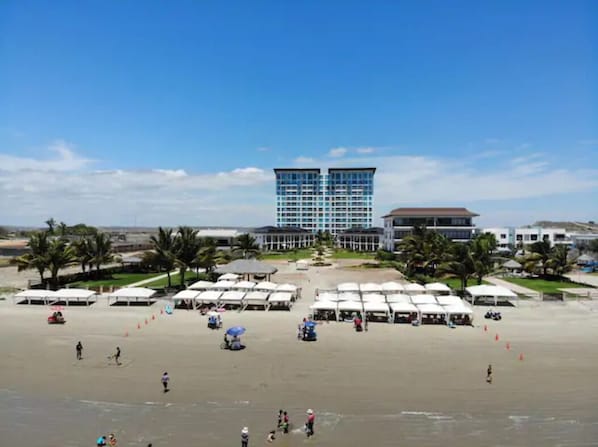 Beach nearby, sun-loungers, beach towels