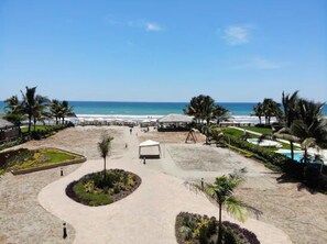 Beach nearby, sun-loungers, beach towels