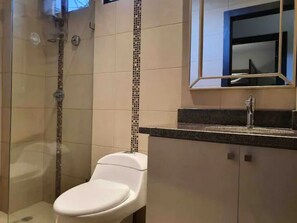 Dusche, Whirlpool, Haartrockner, Handtücher