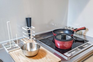 Réfrigérateur, micro-ondes, plaque de cuisson